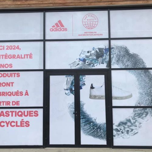 Pose microperforé sur façade magasin pour ADIDAS