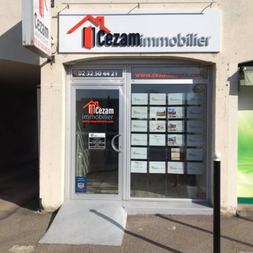 Pose adhésifs découpés sur façade agence immobilière