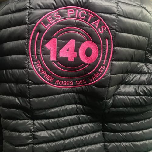 Broderie 1 couleur circulaire 220 mm sur doudoune