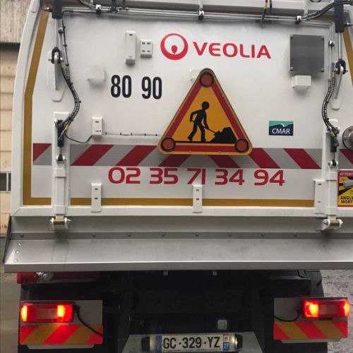 Pose adhésifs découpés sur balayeuse VEOLIA