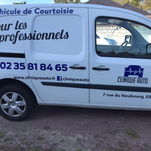 Pose adhésifs découpés sur camionnette CLINIQUE AUTO