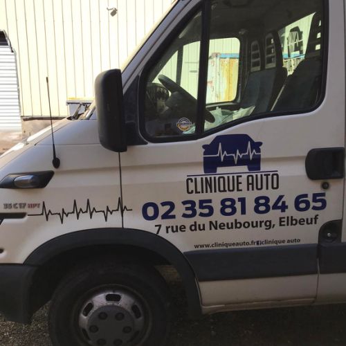 Pose adhésifs découpés sur dépanneuse CLINIQUE AUTO