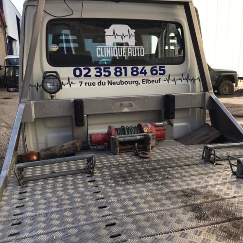 Pose adhésifs découpés sur dépanneuse CLINIQUE AUTO