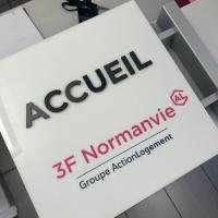 ENSEIGNE DRAPEAU, LETTRAGE REFLIEF 3D + ADHÉSIFS