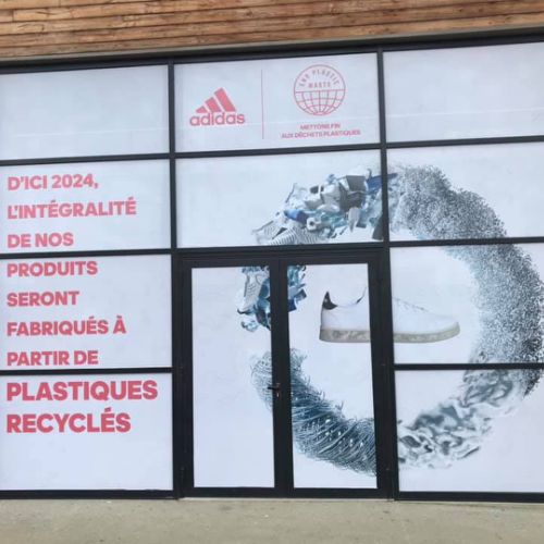 Pose microperforé sur façade magasin pour ADIDAS
